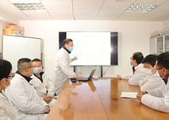 2020年，尊龙凯时医工总院同心抗疫，共克时艰，图为上海医药工业研究院科研人员开展抗新冠肺炎相关药品技术攻关。